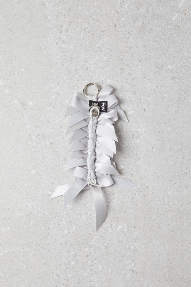 Fev(페브) Ribbon brooch_large(silver)는 겹쳐진 리본 디테일이 돋보이는 브로치입니다. 실버 컬러의 라지 사이즈로, 데이트룩, 모임룩, 파티룩 등 다양한 TPO에 활용하기 좋습니다. 클래식, 미니멀, 걸리시 스타일을 즐겨 입는 분들께 추천하며, FEV의 시그니처 액세서리입니다. 후면에는 장식용 고리가 다수 디자인되어 키링, 가방, 슈즈, 의류 등 폭넓게 활용 가능합니다.
