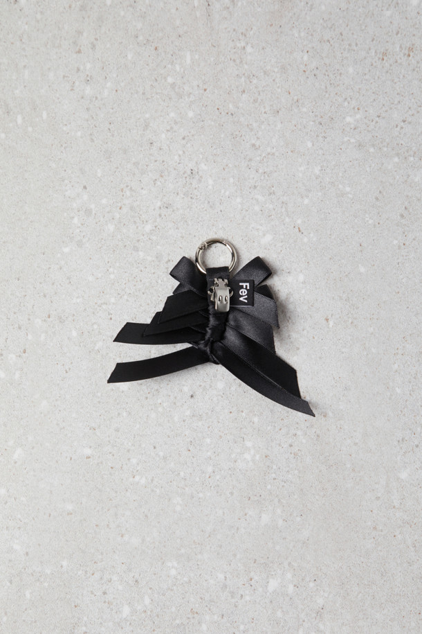 Fev(페브) 리본 브로치_small(black)는 엘레강스 스타일을 완성하는 액세서리입니다. 블랙 컬러의 스몰 사이즈로, 겹쳐진 리본 디자인과 O링, 클립 장식이 특징입니다. 의류, 가방 또는 신발에 장식하여 데이트룩, 모임룩, 파티룩 등 다양한 TPO에 활용할 수 있습니다. 클래식, 미니멀, 로맨틱 스타일을 즐기는 분들께 추천하며, Fev(페브)의 시그니처 액세서리로 소장 가치를 더합니다. 리본 후면에는 장식용 고리가 부착되어 있으며, O링으로 키링이나 가방에, 클립으로 슈즈나 의류에 연출할 수 있습니다.
