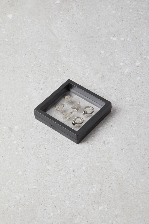 Fev_Charm set(실버)는 신발을 개성 있게 꾸며주는 슈즈 참 세트입니다. 메탈 소재로 제작되어 시크하고 미니멀한 스타일을 연출하며, 은은한 실버 컬러가 어떤 룩에도 포인트를 더합니다. 하트, 불꽃, 물방울 디자인의 참으로 구성되어 있어, DIY를 통해 나만의 스타일을 완성할 수 있습니다. O링과 결합하거나, 슈레이스에 단독으로 사용하여 데이트룩, 쇼핑룩, 동네 마실룩 등 다양한 TPO에 활용하기 좋습니다.
