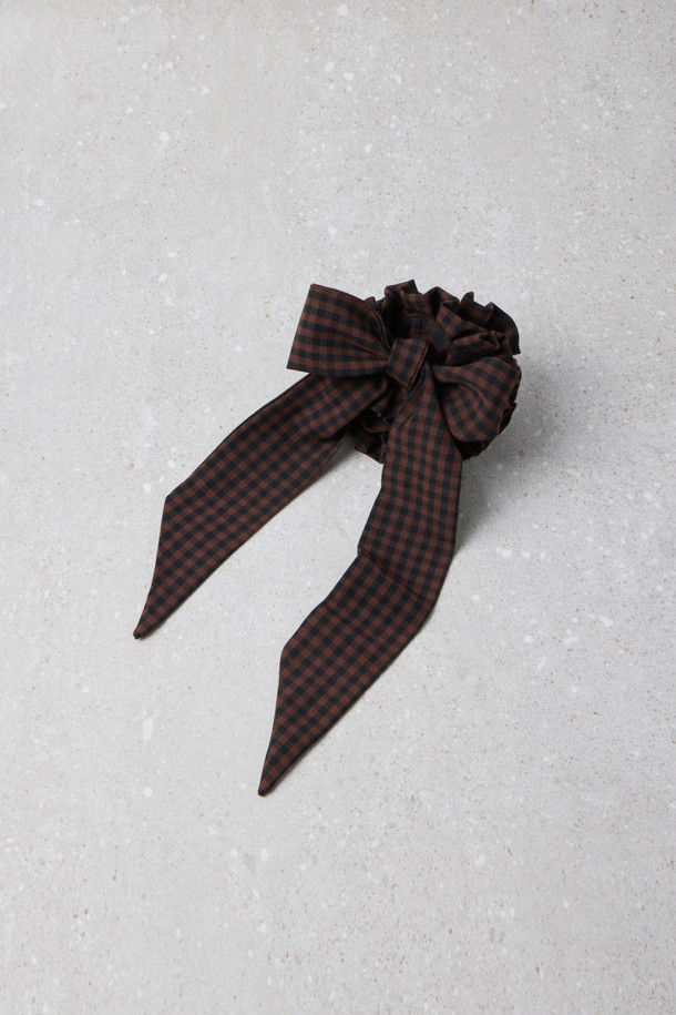 Fev 러플 헤어 스크런치(브라운)는 여성스러운 스타일을 연출하기 좋은 헤어 액세서리입니다. 풍성한 러플 디테일과 긴 리본 장식이 페미닌한 무드를 더하며, 체크 패턴이 은은한 포인트를 줍니다. 데이트룩, 카페룩, 모임룩 등 다양한 TPO에 활용할 수 있으며, 로맨틱, 클래식, 걸리시 스타일을 즐기는 분들께 추천합니다. 신축성 있는 소재로 편안한 착용감을 선사하며, 볼륨감 있는 실루엣으로 헤어 스타일에 포인트를 더해줍니다. 리본을 활용하여 다양한 연출이 가능해, 개성 있는 스타일링을 완성할 수 있습니다.
