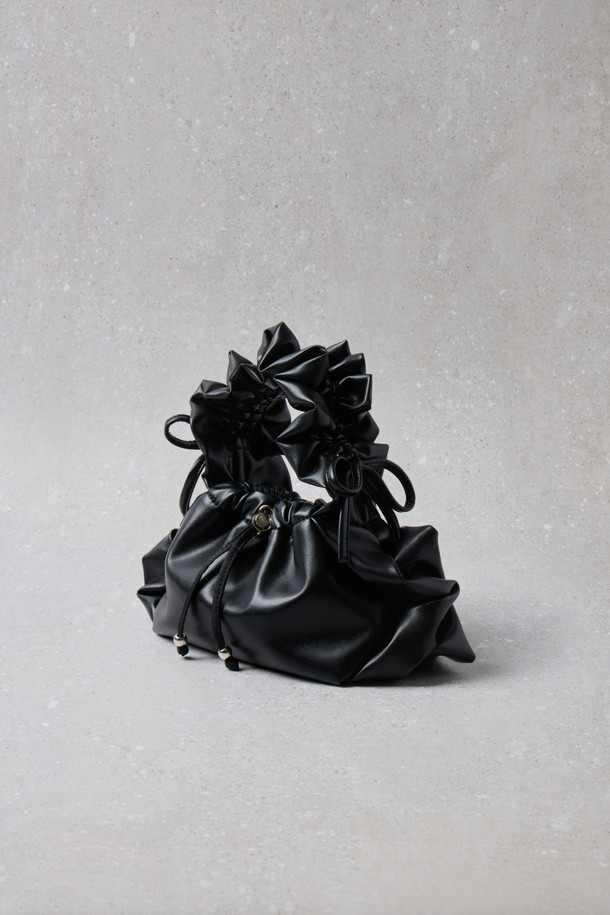 Fev 러플 백 _small(블랙)은 여성스러운 스타일을 강조하는 숄더백입니다. 부드러운 합성가죽 소재에 블랙 컬러로 제작되었으며, 러플 디테일이 돋보입니다. 드로스트링 잠금 방식으로 내용물을 안전하게 보호하며, 숄더백과 토트백으로 활용 가능합니다. 넉넉한 수납공간과 러플 길이 조절 기능, D링 장식으로 실용성을 더했습니다. 데이트룩, 쇼핑룩, 모임룩 등 다양한 TPO에 클래식, 미니멀, 걸리시 스타일을 연출하기 좋습니다.
