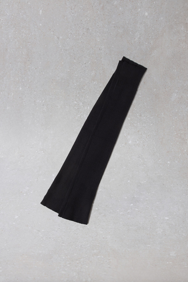 Fev_Button 레그워머(black)는 가을과 겨울, 시크한 무드를 연출하는 블랙 컬러의 니트 레그워머입니다. 부드러운 촉감과 두꺼운 두께로 보온성을 높였으며, Fev 심볼 버튼과 사이드 버튼 디테일이 디자인의 포인트를 더합니다. 데일리룩, 산책룩, 집콕룩 등 다양한 TPO에 활용 가능하며, 삭스와 레이어링하여 더욱 스타일리시하게 연출할 수 있습니다. 미니멀, 클래식 스타일을 선호하는 분들께 추천합니다.
