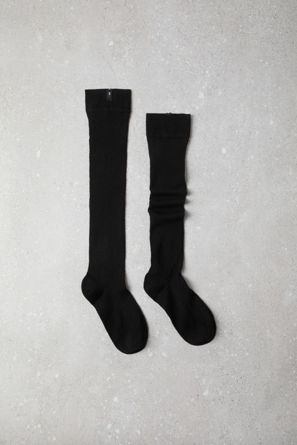 Fev 쉬어 니삭스(블랙)는 여성스러운 스타일을 연출하고 싶은 분들을 위한 아이템입니다. 얇은 시스루 소재로 제작되어 부드러운 촉감을 선사하며, 다리를 길고 슬림하게 보이도록 돕습니다. 가을에는 단독으로, 겨울에는 언더삭스로 레이어링하여 다양한 스타일을 연출할 수 있습니다. 데이트룩이나 겨울 데일리룩에 매치하여 미니멀, 로맨틱, 클래식한 무드를 더해보세요.
