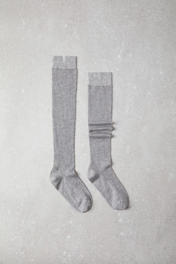 Fev 시어 무릎 양말(그레이)는 부드러운 소재로 제작되어, 다리를 길고 슬림하게 연출해 주는 여성스러운 실루엣의 니삭스입니다. 가을, 겨울철 데일리룩에 미니멀하면서도 걸리시한 스타일을 더해줍니다. 시스루 소재와 무지 패턴으로 다양한 코디에 활용하기 좋으며, 레이어링하여 포인트를 줄 수 있습니다. 특히, 그레이 컬러는 어떤 옷에도 잘 어울려 활용도가 높습니다. 단품으로 구성되어 있습니다.
