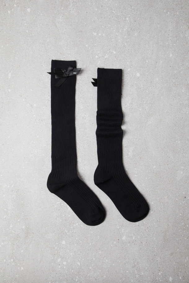 Fev 리본 무릎 양말(블랙)은 Fev 시그니처 디자인으로, 무릎 아래까지 오는 니삭스입니다. 부드러운 니트 소재로 제작되어 봄, 가을, 겨울 계절에 착용하기 좋으며, 신축성이 있어 편안한 착용감을 제공합니다. 양말 옆면에는 리본 디테일이 포인트로 들어가 있어, 베이직하면서도 걸리시한 스타일을 연출합니다. 데이트룩, 겨울 데일리룩, 모임룩 등 다양한 TPO에 클래식, 미니멀, 걸리시한 스타일로 매치하기 좋습니다.
