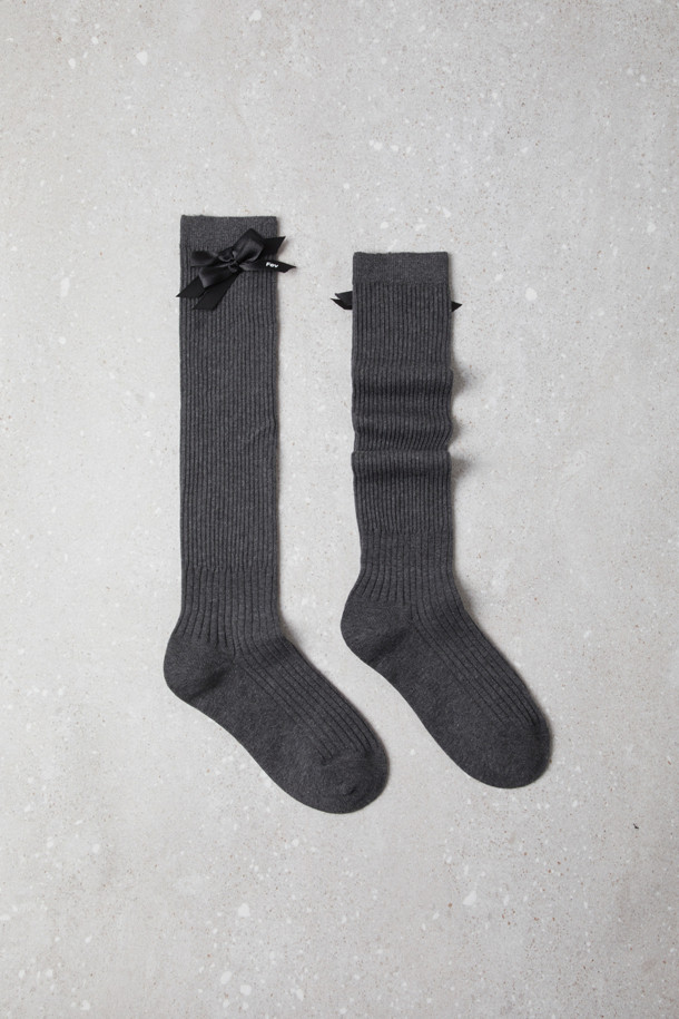 Fev 리본 무릎 양말(grey)는 부드러운 니트 소재로 제작되어 봄, 가을, 겨울, 세 계절에 걸쳐 착용하기 좋은 여성용 양말입니다. 톤 다운된 그레이 컬러에 무지 디자인으로 어떤 스타일에도 자연스럽게 매치할 수 있습니다. 무릎 아래 기장으로 다리가 길어 보이는 효과를 주며, 사이드 리본 디테일이 페미닌한 포인트를 더합니다. 신축성이 뛰어나 편안한 착용감을 선사하며, 데이트룩이나 겨울 데일리룩에 걸리시하고 클래식한 무드를 더해줍니다. Fev 시그니처 디자인으로 제작되어 소장 가치를 높였습니다.
