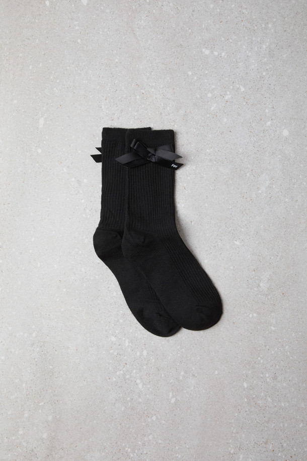Fev 리본 미드 삭스(블랙)는 여성스러운 스타일을 완성해 줄 얇은 두께의 블랙 컬러 양말입니다. 부드러운 니트 소재로 제작되어 편안한 착용감을 선사하며, 발목 길이에 사이드 리본 디테일이 더해져 걸리시한 포인트를 더했습니다. 미니멀, 클래식 스타일의 데이트룩, 동네 마실룩, 카페룩에 매치하여 세련된 룩을 연출해보세요. 사계절 내내 활용하기 좋은 아이템으로, 유연한 니트 조직이 발을 부드럽게 감싸줍니다.
