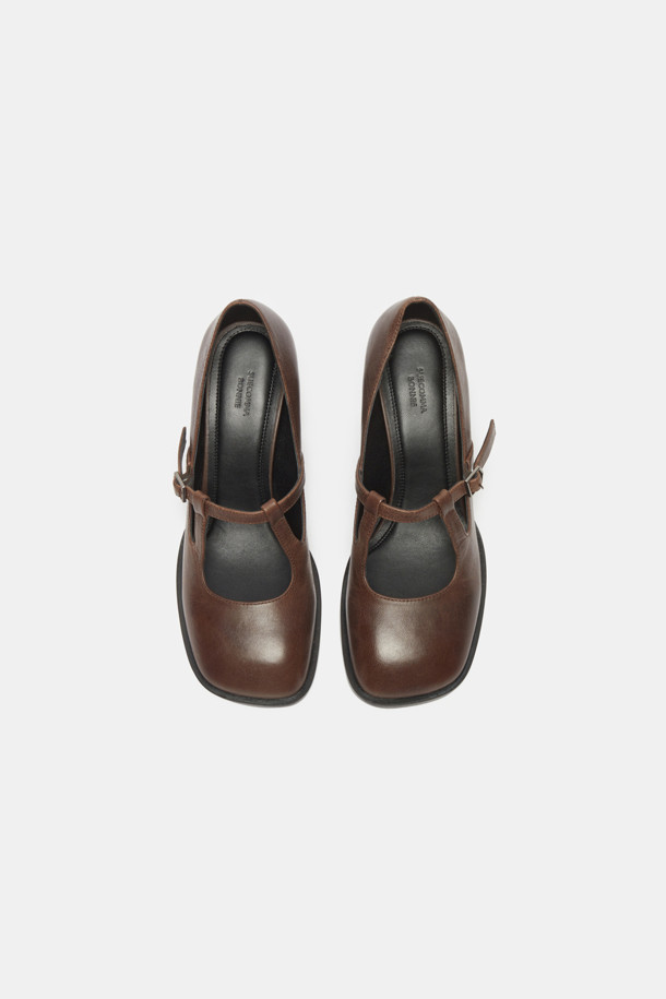 스퀘어 메리제인 펌프스(브라운)는 소가죽 소재의 여성용 미들힐 펌프스입니다. 7cm 굽 높이에 스퀘어 앞코, T스트랩 디자인으로 드레시하고 캐주얼한 스타일을 연출할 수 있습니다. 무지 패턴에 미니멀 디자인으로 어떤 룩에도 잘 어울리며, 편안한 착화감을 위해 전체 쿠션 인솔과 미끄럼 방지 기능을 더했습니다. 데이트룩, 오피스룩, 모임룩 등 다양한 TPO에 클래식, 미니멀, 캐주얼 스타일을 더해 보세요.
