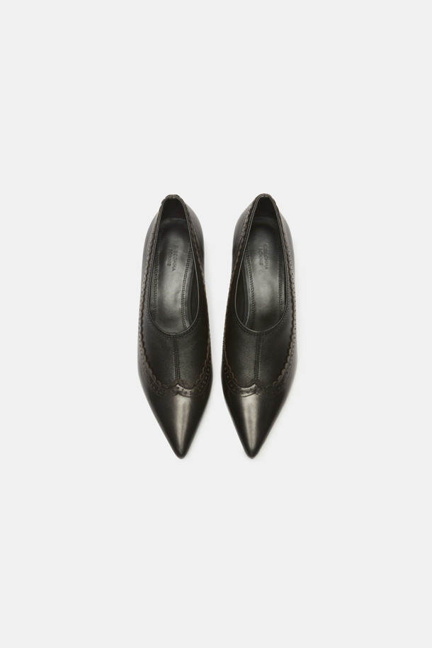 플라워 윙 팁 펌프스(블랙)는 소가죽과 양가죽 소재로 제작되어 고급스러움을 더하며, 뾰족코와 스틸레토힐이 세련된 실루엣을 연출합니다. 하이뱀프 디자인과 슬림한 핏으로 다리가 길어 보이는 효과를 주며, 봄, 가을 시즌 데이트룩, 오피스룩, 모임룩에 잘 어울립니다. 블랙 컬러에 플라워 펀칭 디테일과 꽃잎 모티브 장식이 더해져 페미닌한 무드를 선사하며, 스판 소재를 사용하여 편안한 착용감을 제공합니다. 클래식, 시크, 미니멀 스타일을 즐겨 입는 여성에게 추천하는 아이템입니다.
