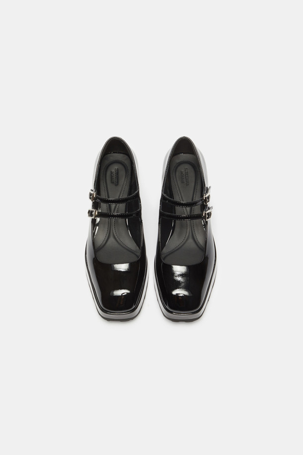 메리 제인 플랫폼 플랫(블랙)은 여성스러운 매력을 더하는 메리 제인 슈즈입니다. 부드러운 소가죽과 광택감 있는 에나멜 소재를 사용하여 고급스러운 느낌을 주며, 시크하고 미니멀한 스타일을 연출합니다. 라운드 앞코와 플랫 굽으로 편안한 착화감을 제공하며, 스트랩 디테일로 안정감을 더했습니다. 일상, 오피스룩, 출근룩, 데이트룩 등 다양한 TPO에 활용하기 좋으며, 봄, 가을 시즌에 적합합니다. 심플한 디자인으로 어떤 스타일에도 쉽게 매치할 수 있는 데일리 아이템입니다.
