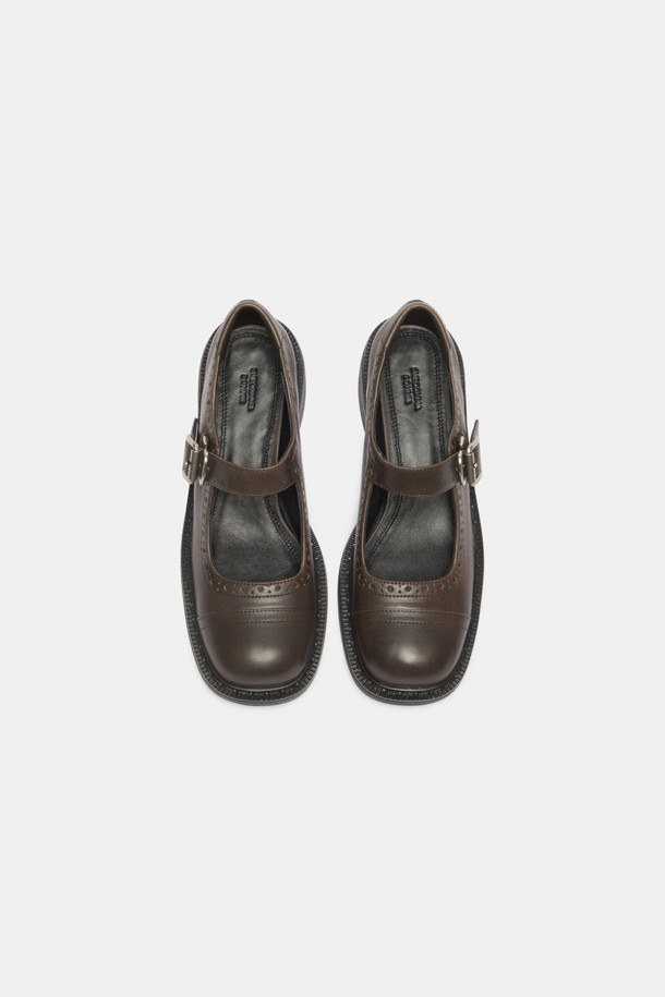 메리 제인 로퍼(브라운)는 여성스러운 디자인과 클래식, 걸리시 무드를 동시에 연출하는 신발입니다. 부드러운 가죽 소재로 제작되었으며, 라운드 토우와 로우 힐 디자인으로 편안한 착화감을 제공합니다. 발등 주변과 토캡 라인의 펀칭 장식이 돋보이며, 은은한 광택감으로 고급스러운 분위기를 더합니다. 버클 여밈 방식과 가벼운 무게로 일상에서 편안하게 신을 수 있으며, 봄, 가을 계절에 잘 어울립니다.
