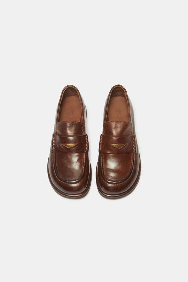 빈티지 스티치 로퍼(브라운)는 클래식과 캐주얼 무드를 넘나드는 여성 로퍼입니다. 부드러운 소가죽 소재에 빈티지 워싱 가공을 더해 자연스러운 광택과 멋스러운 분위기를 자아냅니다. 스퀘어 앞코 디자인과 로우힐 굽으로 편안한 착용감을 제공하며, 슬립온 스타일로 간편하게 신고 벗을 수 있습니다. 출근룩, 오피스룩, 모임룩 등 다양한 TPO에 활용 가능하며, 미니멀, 캐주얼, 클래식 스타일을 즐겨 입는 분들께 추천합니다. 색상은 세련된 브라운 컬러입니다.
