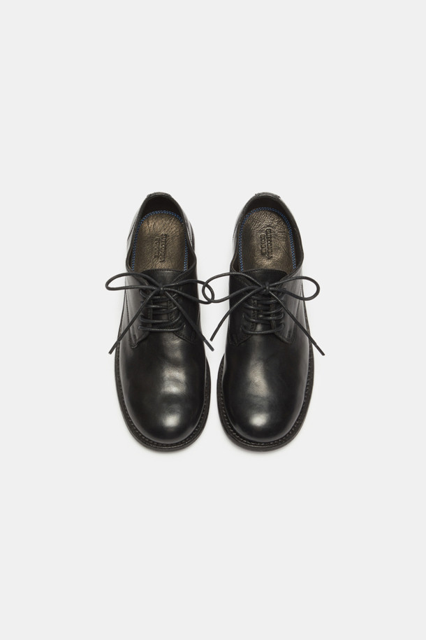 더비 로퍼(블랙)는 여성 고객을 위한 신발입니다. 소가죽 소재로 제작되어 사계절 내내 착용 가능하며, 라운드 앞코와 4.5cm 로우힐 굽으로 편안함과 세련된 실루엣을 동시에 선사합니다. 빈티지 워싱 가공과 홍창(VERO CUOIO) 아웃솔, 앞부분 고무창 디테일이 특징이며, 클래식하고 세련된 무드를 연출합니다. 레이스업 디자인으로 오피스룩, 출근룩, 모임룩 등 다양한 TPO에 맞춰 클래식, 미니멀, 시크한 스타일을 완성해보세요.
