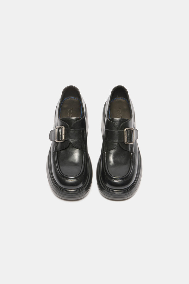 Duggy 버클 로퍼(블랙)는 클래식하면서도 빈티지한 무드를 자아내는 여성 로퍼입니다. 부드러운 소가죽 소재에 은은한 광택이 더해져 고급스러운 분위기를 연출하며, 라운드 앞코와 청키한 청키힐 굽이 편안함과 스타일리시함을 동시에 선사합니다. 발등의 벨티드 스트랩과 메탈 버클 디테일이 돋보이며, 데님, 스커트, 슬랙스 등 다양한 코디에 활용하기 좋습니다. 오피스룩이나 모임룩에 시크하고 미니멀한 스타일을 더해보세요.
