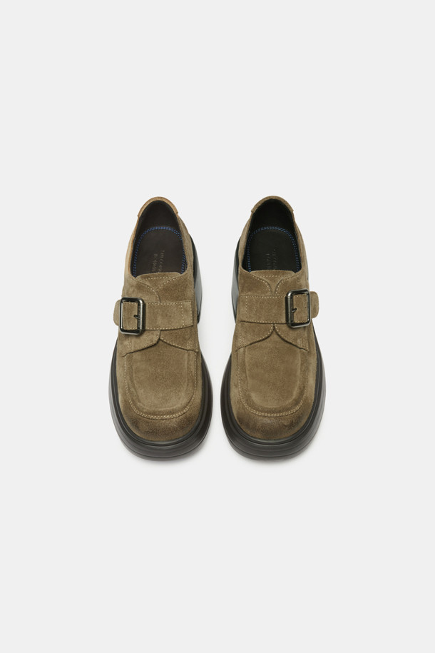 "Duggy 버클 로퍼(khaki)"는 클래식과 빈티지 무드를 동시에 느낄 수 있는 여성 로퍼입니다. 부드러운 소가죽 소재에 빈티지 워싱 기법을 더하여 고급스러운 분위기를 연출하며, 은은한 광택이 특징입니다. 청키한 플랫폼 아웃솔과 메탈 버클 디테일, 벨티드 스트랩이 돋보이는 디자인으로, 데님, 스커트, 슬랙스 등 다양한 코디에 활용하기 좋습니다. 카페룩, 모임룩과 같이 스타일리시함을 강조하고 싶은 날에 특히 추천합니다. 봄, 가을에 즐겨 신기 좋은 데일리 로퍼입니다.
