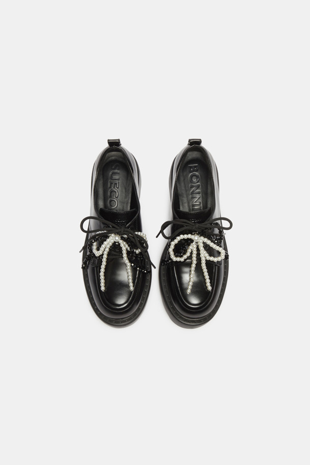 Delight 로퍼(블랙)는 소가죽 소재의 여성 로퍼입니다. 탈부착 가능한 진주 리본 장식으로 페미닌한 무드를 더했으며, 은은한 광택감과 심플한 디자인이 특징입니다. 데일리룩, 일상룩, 쇼핑룩, 카페룩 등 다양한 TPO에 활용 가능하며, 캐주얼, 미니멀 스타일을 연출하기 좋습니다. 팬츠나 스커트와 함께 코디하여 세련된 스타일을 완성해보세요. 로우힐 굽으로 편안한 착용감을 선사합니다.
