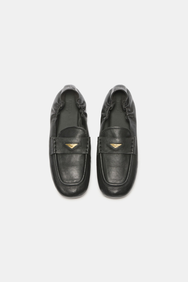 빈티지 플랫(블랙)은 부드러운 양가죽 소재로 제작되어 편안한 착용감을 선사합니다. 각진 앞코와 페니로퍼 디테일, 발등 밴드의 삼각형 엔틱 장식이 빈티지 무드를 더하며, 슬립온 디자인으로 편하게 신고 벗을 수 있습니다. 2cm 로우힐 굽으로 안정감을 주고, 자연스러운 주름 디테일이 멋스러움을 더합니다. 데일리룩, 쇼핑, 카페룩 등 다양한 스타일에 캐주얼하게 코디할 수 있는 아이템입니다.
