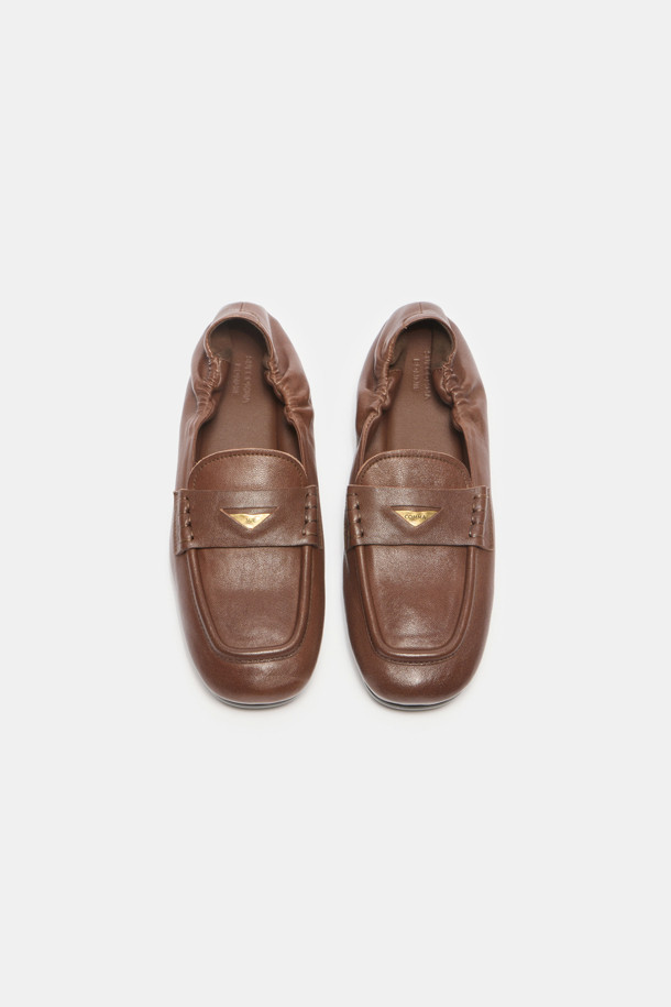 **빈티지 플랫(브라운)**

부드러운 소가죽 소재의 빈티지 무드 플랫 슈즈입니다. 라운드 앞코와 로우컷 디자인으로 여성스러운 분위기를 연출하며, 데일리룩에 편안하게 매치하기 좋습니다. 2cm 로우힐과 유연한 아웃솔로 편안한 착용감을 선사합니다. 발등 밴드의 삼각형 엔틱 장식과 자연스러운 주름 디테일이 돋보이며, 브라운 컬러와 슬립온 스타일로 쇼핑, 카페룩, 캐주얼, 클래식 등 다양한 스타일에 활용하기 좋습니다.
