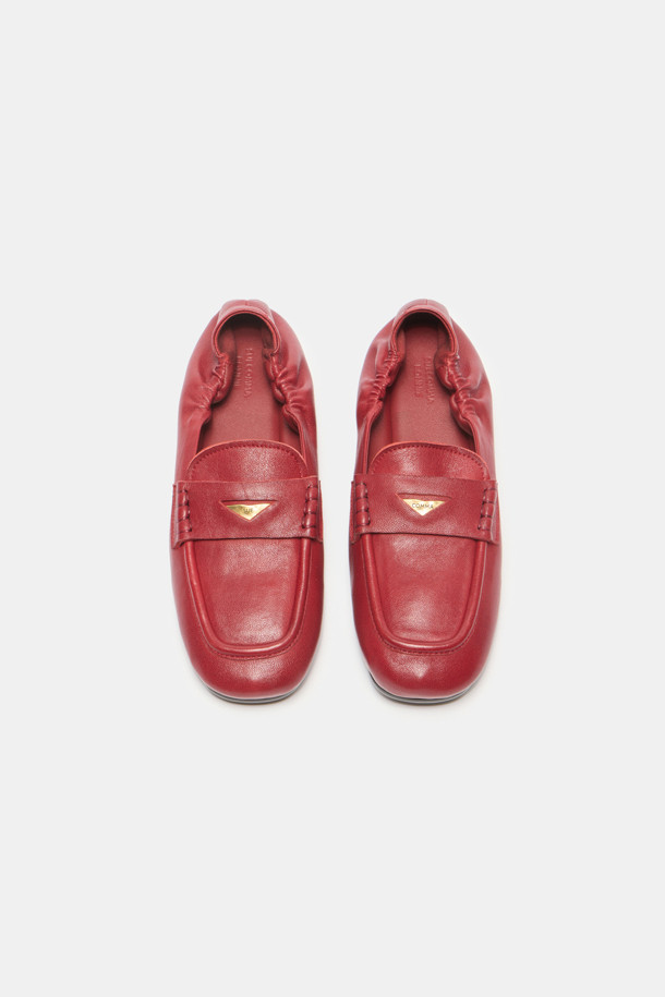 빈티지 플랫(레드)은 양가죽 소재의 여성용 플랫 슈즈입니다. 각진 앞코와 부드러운 광택, 자연스러운 주름 디테일이 빈티지 무드를 더하며, 발등 밴드의 삼각형 엔틱 장식이 포인트입니다. 2cm 로우힐 굽과 유연한 아웃솔은 편안한 착용감을 제공하며, 봄, 여름, 가을 계절에 데일리 및 쇼핑, 카페룩 스타일을 연출하기 좋습니다. 캐주얼, 클래식, 미니멀 스타일의 옷차림에 매치하여 세련된 룩을 완성해 보세요.
