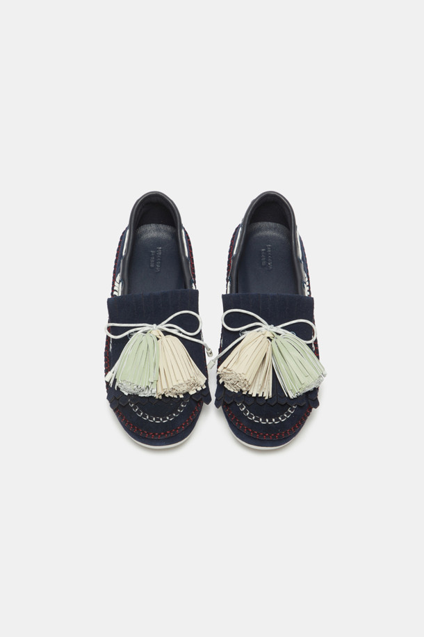 네이비 컬러의 폼폼 로퍼입니다. 부드러운 스웨이드와 양가죽 소재로 제작되어 가을, 겨울 시즌에 따뜻하고 편안하게 착용할 수 있습니다. 모카신 앞코와 화이트 스티치 디테일이 돋보이며, 클래식한 디자인에 투톤 태슬 장식이 더해져 캐주얼하면서도 세련된 무드를 연출합니다. 출근룩, 모임룩 등 다양한 TPO에 활용 가능한 플랫 슈즈로, 캐주얼, 클래식, 미니멀 스타일을 즐겨 입는 여성분들께 추천합니다.
