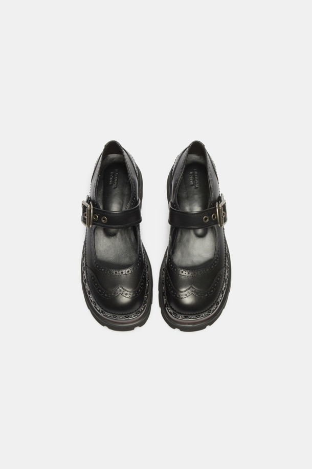 Chunky mary jane loafer(black)는 여성스러운 매력과 시크한 분위기를 동시에 연출하는 메리 제인 로퍼입니다. 소가죽 소재로 제작되어 고급스러우며, 펀칭 디테일과 스터드 장식이 돋보입니다. 굽 타입은 청키힐로 안정적인 착화감을 제공하며, 블랙과 브라운 두 가지 색상으로 출시되었습니다. 출근룩, 모임룩, 데이트룩 등 다양한 TPO에 클래식, 캐주얼, 시크한 스타일을 더해 세련된 룩을 완성해 보세요.
