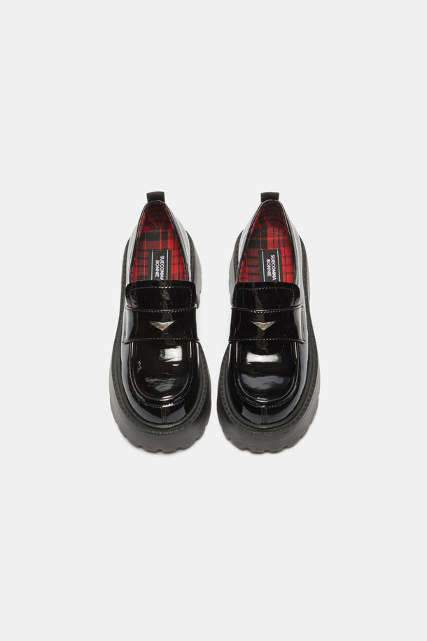 브리티시로퍼의 세련된 감각을 담은 Britishoes 페니 로퍼(블랙)입니다. 광택감 있는 소가죽과 애나멜 소재, 라운드 앞코 디자인으로 클래식하고 세련된 스타일을 연출합니다. 5.5cm 플랫폼 굽과 밴드 탑라인은 편안함과 스타일리시함을 동시에 제공하며, 안감의 브리티시 타탄체크 패턴이 은은한 포인트를 더합니다. 슬립온 디자인으로 편리하게 착용 가능하며, 삼각 엔틱 장식이 고급스러운 분위기를 자아냅니다. 출근룩, 오피스룩, 모임룩 등 다양한 TPO에 미니멀하고 시크한 스타일을 완성해보세요.
