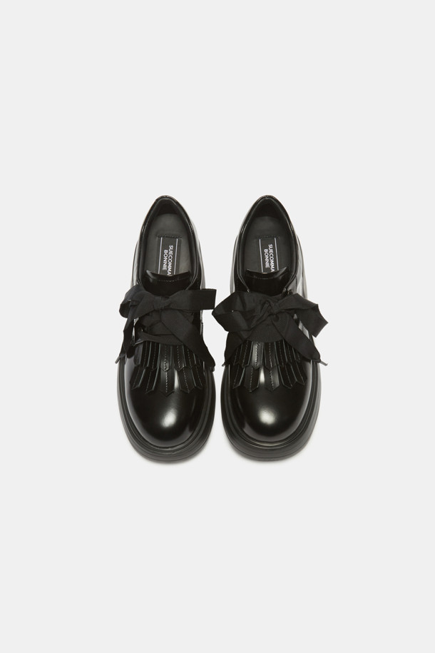 Britishoe 프린지 로퍼(black)는 모던, 캐주얼, 포멀 스타일을 아우르는 여성 로퍼입니다. 소가죽 소재의 라운드 앞코 디자인에 블랙 컬러로, 출근룩, 오피스룩, 모임룩 등 다양한 TPO에 활용하기 좋습니다. 굽 높이는 중굽, 굽 타입은 청키힐로 안정적인 착화감을 제공하며, 프린지 디테일과 골지 리본테이프 장식이 포인트입니다. 슬립온 디자인으로 편안하게 착용 가능하며, 가볍고 로우탑 디자인으로 봄, 가을에 즐겨 신기 좋습니다.
