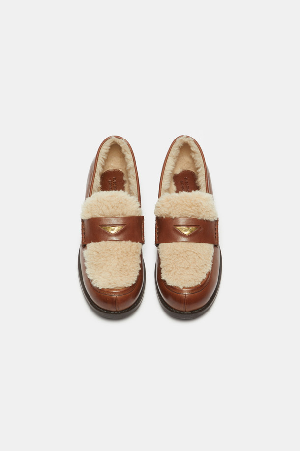 Furridge 페니 로퍼(브라운)는 클래식과 캐주얼 스타일을 모두 아우르는 여성용 로퍼입니다. 소가죽과 인조 모피 안감으로 제작되어 겨울철 따뜻하고 편안한 착용감을 선사합니다. 브라운 컬러의 무지 디자인에 빈티지 워싱과 엔틱 장식이 더해져 은은한 멋을 자아냅니다. 슬립온 형태로 간편하게 신고 벗을 수 있으며, 플랫 굽으로 편안한 착용감을 제공합니다. 데일리룩에 포인트를 더해줄 매력적인 로퍼를 만나보세요.
