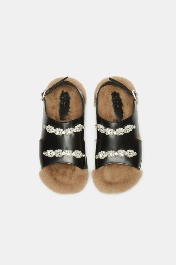 Furridge jewelry sandal(black)는 부드러운 소가죽과 고급스러운 인조 퍼 소재로 제작된 여성 샌들입니다. 블랙 컬러에 오픈형 디자인으로, 데이트룩과 모임룩에 세련된 포인트를 더합니다. 안감 전체가 퍼로 마감되어 뛰어난 보온성을 제공하며, 진주와 보석 장식이 더해져 고급스러운 분위기를 연출합니다. 클래식, 미니멀, 로맨틱 스타일을 즐기는 여성분들께 추천하며, 겨울철에도 스타일리시함을 놓치지 않도록 돕습니다.
