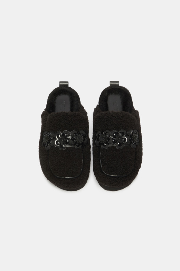 Furridge 플라워 뮬(black)은 페이크 퍼 소재에 발등 위 가죽 플라워 장식이 돋보이는 여성 샌들입니다. 라운드 앞코와 오픈형 디자인으로 편안하게 착용할 수 있으며, 플랫 굽과 퍼 안감으로 포근하고 따뜻한 착용감을 선사합니다. 캐주얼, 클래식, 로맨틱 스타일 모두 소화 가능하며, 집콕룩과 모임룩에 모두 잘 어울리는 아이템입니다. 블랙 컬러의 뮬로 다양한 스타일에 매치하여 우아한 분위기를 연출할 수 있습니다.
