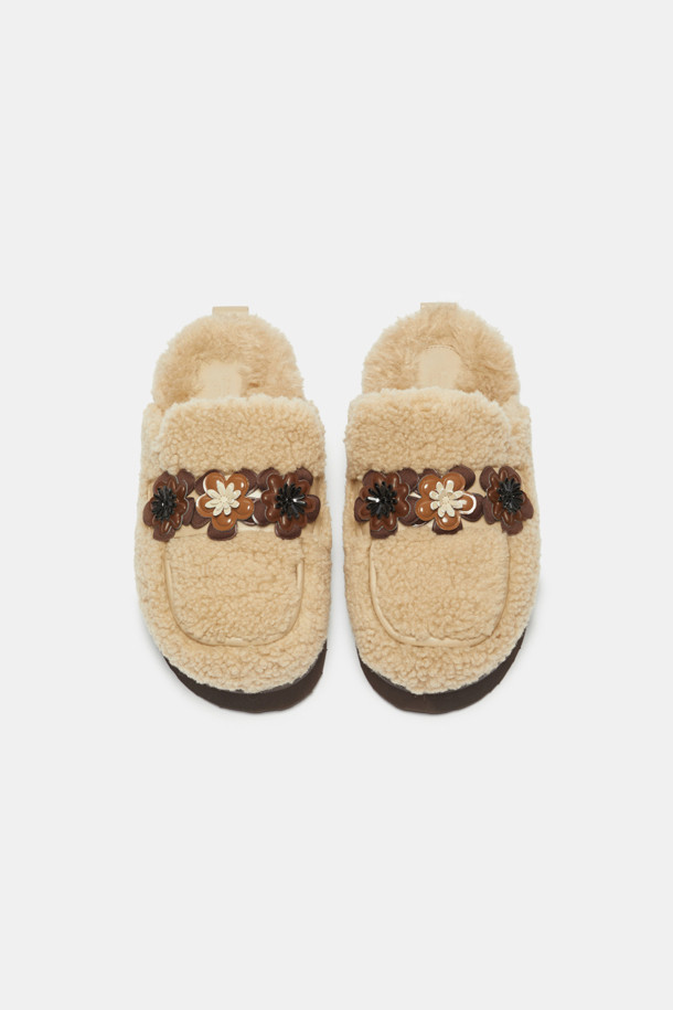 Furridge flower mule(브라운)은 부드러운 인조 퍼와 가죽 소재로 제작되어 따뜻하고 포근한 겨울 스타일을 연출합니다. 사랑스러운 플라워 패턴이 돋보이며, 슬립온 디자인으로 편안하게 착용 가능합니다. 캐주얼, 로맨틱 무드를 동시에 만족시키는 여성스러운 디자인의 뮬입니다. 브라운 컬러는 어떤 옷에도 잘 어울려 데일리 아이템으로 활용하기 좋습니다. 안감은 퍼 소재로 마감하여 보온성을 높였습니다.
