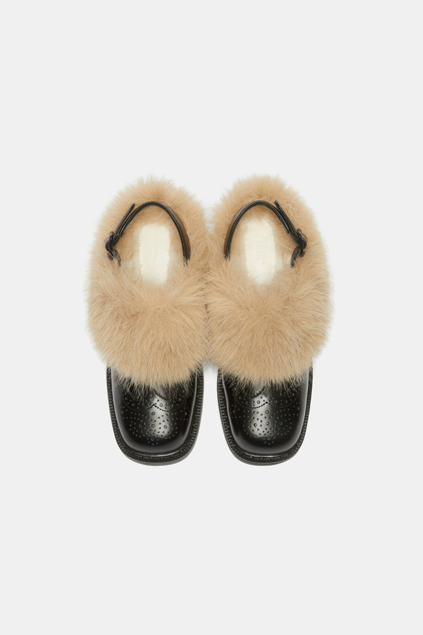 Furridge 슬링백(블랙)은 부드러운 소가죽과 풍성한 페이크 퍼 디테일이 돋보이는 여성용 슬링백입니다. 발목을 감싸는 디자인과 라운드 스퀘어 앞코가 세련된 실루엣을 연출하며, 안감의 퍼가 뛰어난 보온성을 제공합니다. 가을, 겨울 시즌 데이트룩, 모임룩 등 다양한 TPO에 클래식, 미니멀, 캐주얼 스타일로 연출하기 좋습니다. 경량 몰드 아웃솔로 편안한 착용감을 선사하며, 블랙과 라이트 베이지 두 가지 컬러로 만나보세요.
