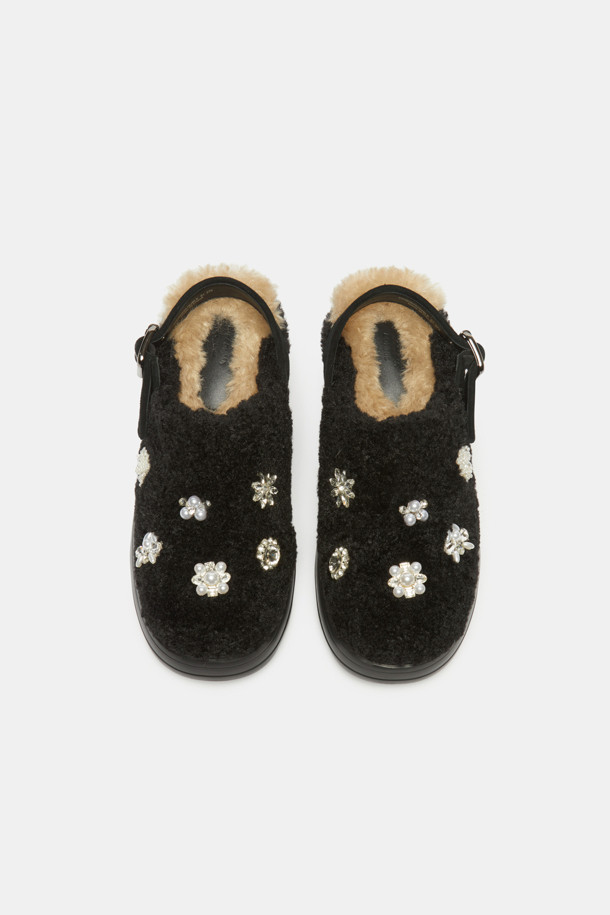 Furridge jewelry 뮬(블랙)은 페이크 퍼 소재에 보석 장식으로 포인트를 더해 페미닌한 무드를 연출하는 여성 뮬입니다. 가을, 겨울 시즌에 어울리는 오픈 토 디자인이며, 플랫 굽으로 편안한 착화감을 선사합니다. 데이트룩, 모임룩에 세련됨을 더하고 캐주얼 및 미니멀 스타일 모두 소화 가능합니다. 안감은 퍼 소재로 마감하여 더욱 포근하게 발을 감싸줍니다. 블랙 컬러의 무지 디자인으로 어떤 코디에도 쉽게 매치할 수 있습니다.
