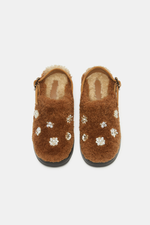 Furridge jewelry 뮬(브라운)은 부드러운 페이크 퍼 소재와 브라운 컬러가 돋보이는 여성 뮬입니다. 가을, 겨울 시즌에 따뜻하고 포근하게 착용할 수 있으며, 발등의 보석 장식이 화려한 포인트를 더합니다. 오픈 스타일로 편안하게 신고 벗을 수 있으며, 페미닌, 캐주얼, 클래식 등 다양한 스타일 연출에 활용할 수 있습니다. 무지 디자인으로 어떤 옷에도 잘 어울리며, 데일리룩에 포인트 아이템으로 활용하기 좋습니다. 
