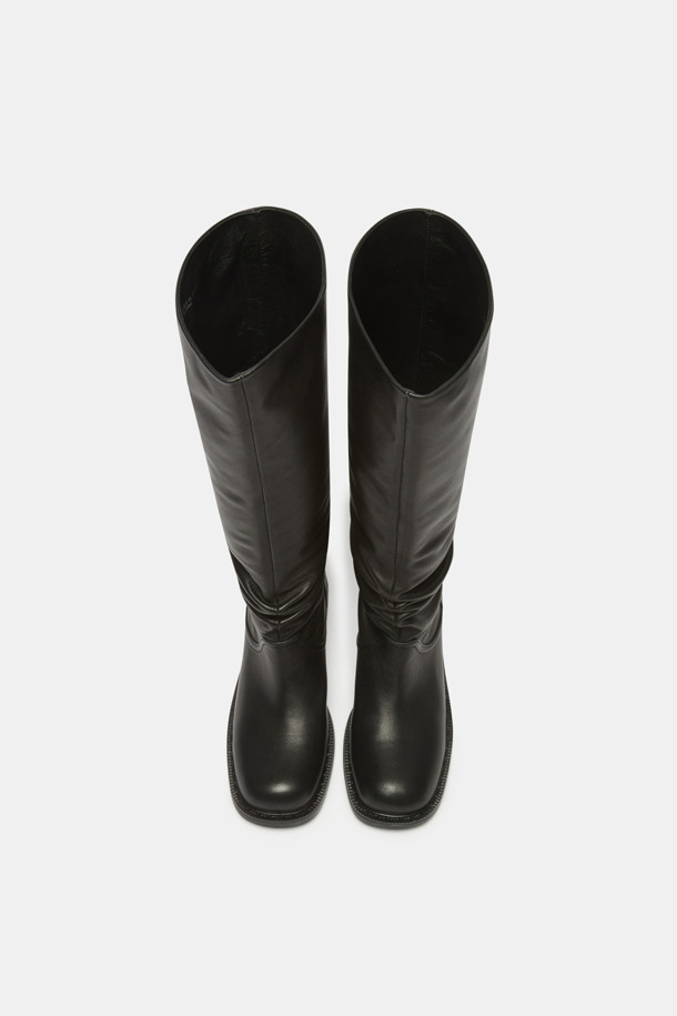 **Slouch detail long boots(black) - 슬라우치 디테일 롱 부츠(블랙)**

부드러운 소가죽 소재의 여성 롱부츠입니다. 라운드 토우에 청키힐로 안정적인 착화감을 선사하며, 발목 부분의 자연스러운 슬라우치 디테일이 특징입니다. 블랙 컬러로 어떤 룩에도 쉽게 매치할 수 있으며, 지퍼나 별도의 여밈 없이 편안하게 착용 가능합니다. 겨울철, 출근룩, 모임룩, 데이트룩 등 다양한 TPO에 클래식, 미니멀, 시크 스타일을 연출해보세요. 스커트, 슬림 팬츠, 부츠컷 팬츠, 니트 원피스, 롱코트 등과 코디하여 스타일리시함을 더할 수 있습니다.
