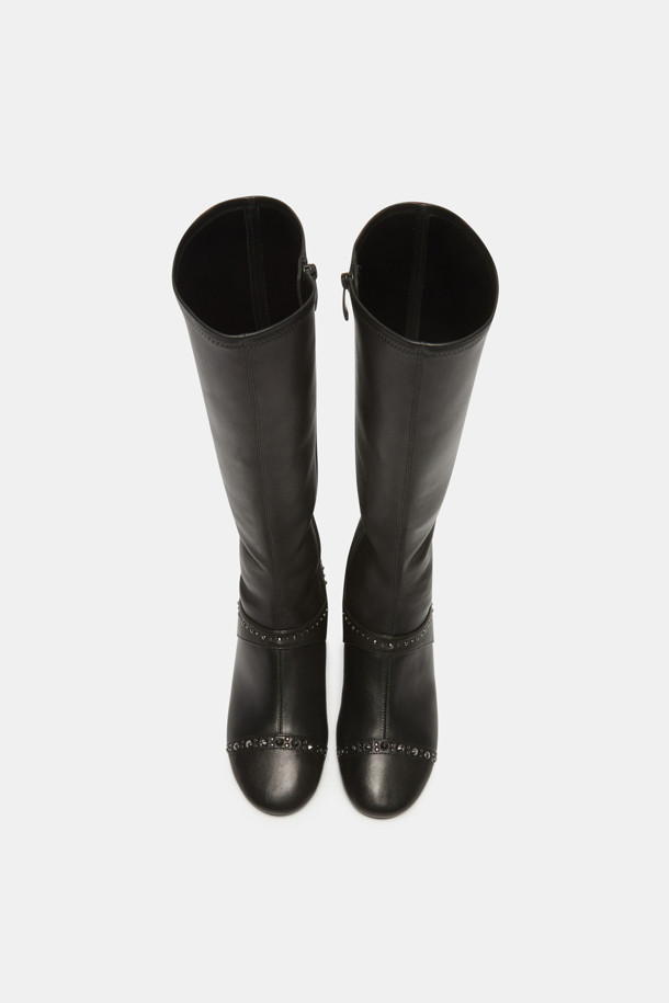 세련된 무드를 연출하는 스터드 롱 부츠(black)입니다. 부드러운 양가죽과 스판 소재의 조화로 편안한 착화감을 선사하며, 라운드 토우 디자인과 청키힐 굽으로 페미닌한 매력을 더했습니다. 가을, 겨울 시즌 데이트룩, 모임룩, 오피스룩 등 다양한 TPO에 활용하기 좋습니다. 롱 부츠 탑라인과 슬림핏 디자인이 다리를 더욱 길고 날씬하게 보이게 하며, 스터드/찡 디테일이 시크하면서도 세련된 스타일을 완성합니다. 클래식, 미니멀, 시크 스타일에 매치하여 자신만의 스타일을 연출해보세요.
