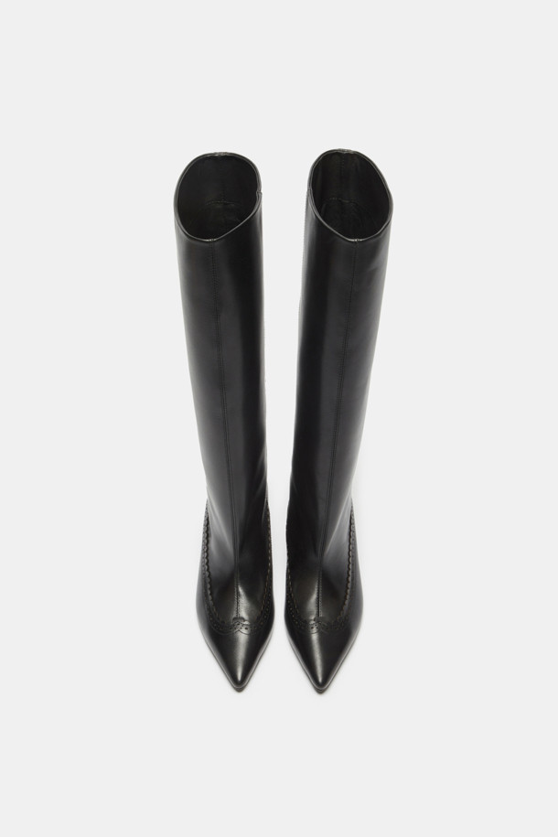 세련된 스타일을 완성하는 브로그 디테일 롱 부츠(블랙)입니다. 부드러운 소가죽 소재로 제작되어 편안한 착화감을 선사하며, 슬림한 실루엣이 다리 라인을 더욱 돋보이게 합니다. 포인티드 앞코와 미들힐 굽은 클래식하면서도 우아한 무드를 연출합니다. 가을, 겨울 시즌 오피스룩, 모임룩, 데이트룩에 모두 잘 어울리며, 다양한 스타일을 소화할 수 있는 매력적인 아이템입니다. 플라워 패턴이 은은하게 더해져 세련된 포인트를 더합니다.
