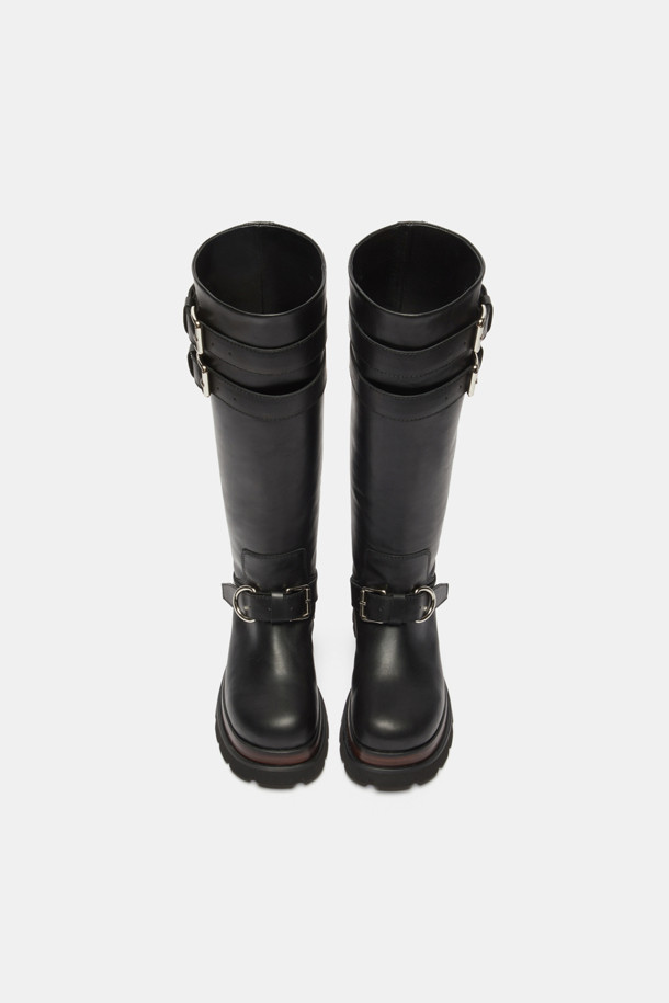 세련된 무드의 척키 롱 부츠(black)입니다. 부드러운 소가죽 소재에 은은한 광택감이 더해져 고급스러운 분위기를 자아냅니다. 라운드 앞코 디자인과 6cm 청키힐이 편안하면서도 다리 라인을 예쁘게 잡아줍니다. 상단과 발목 라인의 메탈 버클 스트랩이 클래식한 포인트를 더하며, 넉넉한 발볼로 편안한 착화감을 선사합니다. 가을, 겨울 시즌 오피스룩, 모임룩, 데이트룩 등 다양한 스타일에 시크하고 미니멀하게 매치하여 스타일리시함을 완성해보세요.

