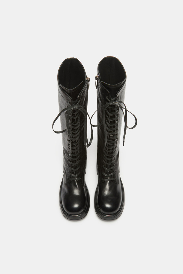 블랙 컬러의 레이스업 롱 부츠입니다. 부드러운 소가죽 소재로 제작되었으며, 무지 디자인에 빈티지 워싱 디테일이 더해져 와일드하면서도 시크한 무드를 연출합니다. 레이스업과 지퍼 여밈으로 편안하게 착용 가능하며, 출근룩이나 모임룩 등 다양한 TPO에 활용할 수 있습니다. 캐주얼, 시크, 미니멀 스타일을 즐기는 여성분들께 추천합니다. 세련된 디자인으로 어떤 옷에도 잘 어울려 데일리 아이템으로 손색없습니다.
