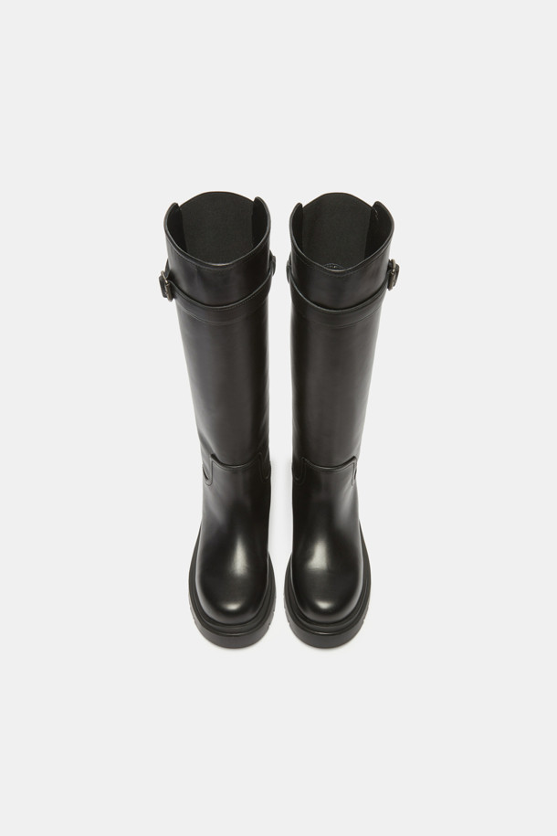 버클 롱 부츠(black)는 소가죽 소재의 미들힐 청키힐 롱부츠입니다. 일자 핏 실루엣과 엔틱 버클 디테일이 클래식한 무드를 더하며, 데일리룩과 오피스룩에 모두 잘 어울립니다. 상단 벨트 스트랩은 탈착 가능하며, 뒷밴드 디테일로 편안한 착화감을 제공합니다. 가을, 겨울 시즌, 시크하고 미니멀한 스타일을 즐기는 여성분들께 추천합니다. 출근룩이나 모임룩에도 활용하기 좋은 아이템입니다.
