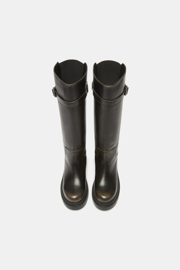 브라운 컬러의 버클 롱 부츠입니다. 소가죽 소재로 제작되어 고급스러운 퀄리티를 자랑하며, 가을과 겨울에 데일리 및 오피스룩에 모두 잘 어울립니다. 클래식한 무드의 무지 디자인에 엔틱 버클 디테일이 더해져 시크하면서도 세련된 스타일을 연출합니다. 벨트 스트랩 탈착 및 뒷밴드 디테일, 일자 핏 실루엣으로 편안한 착화감을 제공하며 다양한 스타일링을 완성합니다. 오피스룩, 겨울 데일리룩, 모임룩 등 TPO에 구애받지 않고 폭넓게 활용할 수 있습니다.
