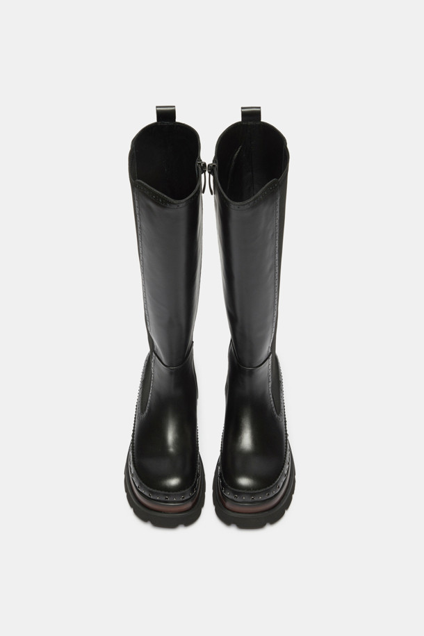 세련된 스타일을 완성하는 Stud long boots(스터드 롱 부츠, 블랙)입니다. 부드러운 소가죽 소재에 라운드 앞코 디자인으로 편안함을 더했으며, 굽 높이 6cm의 통굽으로 안정적인 착화감을 선사합니다. 사이드 엘라스틱 밴딩과 뒷라인 풀탭으로 신고 벗기 용이하며, 스터드 장식과 스티치 라인, 이중 몰드창과 몰드솔이 디자인의 완성도를 높입니다. 출근룩, 모임룩 등 다양한 TPO에 클래식, 캐주얼, 미니멀 스타일을 연출하여 세련된 분위기를 더해보세요.
