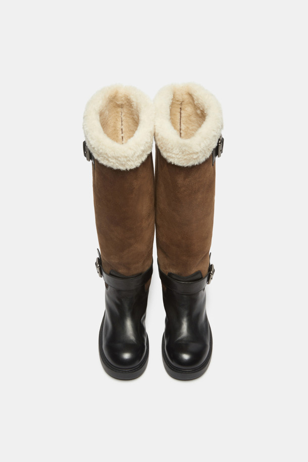 Furridge(퍼리지) shearling(시어링) 롱 부츠(블랙)는 여성 고객을 위한 겨울철 필수 아이템입니다. 소가죽, 스웨이드, 페이크 퍼 등 다양한 소재의 조화가 돋보이며, 안감 전체는 보온성을 높이는 퍼로 마감되었습니다. 측면 실버 메탈 버클 스트랩과 퍼 디테일 탑라인이 스타일리시함을 더하며, 무지 디자인으로 어떤 스타일에도 쉽게 매치할 수 있습니다. 출근룩, 연말 모임룩 등 다양한 TPO에 활용 가능하며, 캐주얼, 클래식, 미니멀 스타일을 즐겨 입는 고객에게 추천합니다.
