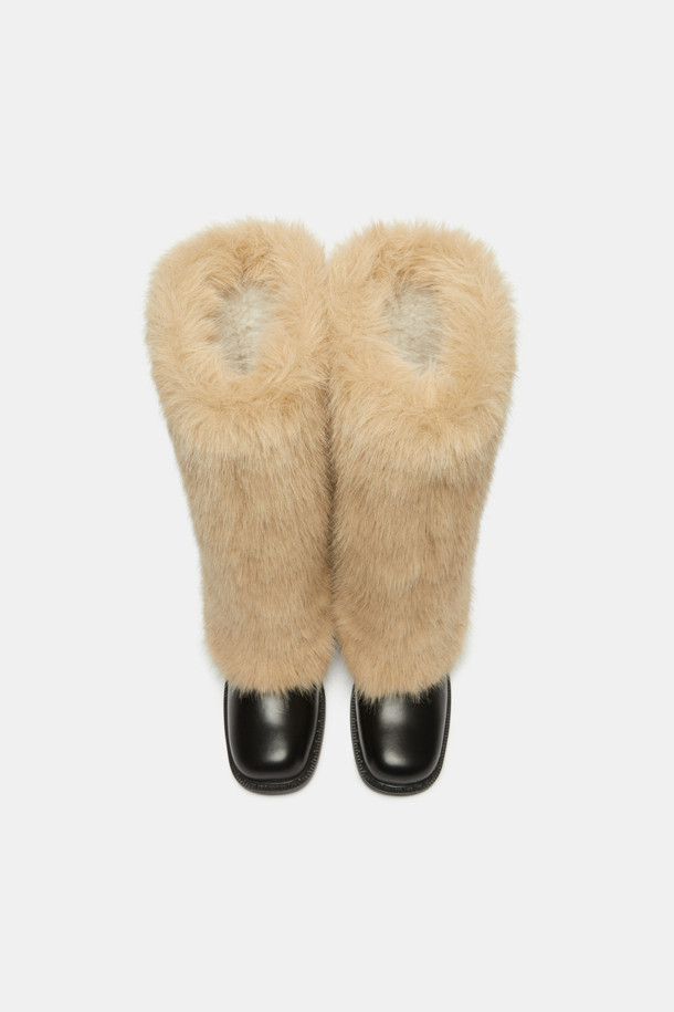 Furridge 롱 부츠(블랙)는 여성 고객을 위한 겨울철 필수 아이템입니다. 소가죽과 페이크 퍼 소재를 사용하여 보온성을 높였으며, 부드러운 퍼 안감과 인솔 마감으로 편안한 착화감을 제공합니다. 라운드 스퀘어 앞코 디자인과 무지 패턴으로 클래식, 미니멀, 캐주얼 등 다양한 스타일 연출에 용이합니다. 출근룩은 물론 모임룩에도 포인트를 더할 수 있으며, 가벼운 몰드 아웃솔로 활동성을 더했습니다. 블랙과 라이트 베이지 두 가지 컬러로 출시되었습니다.
