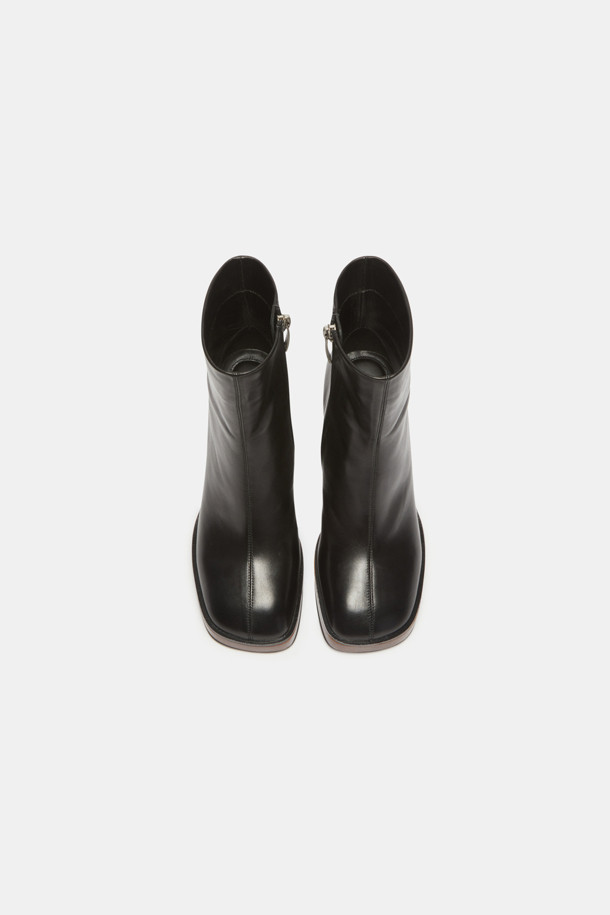 세련된 블랙 컬러의 플랫폼 부츠입니다. 소가죽 소재로 제작되어 고급스러우며, 9cm 가보시힐이 안정적인 착화감을 선사합니다. 앵클 부츠 디자인으로 오피스룩, 모임룩, 데이트룩 등 다양한 TPO에 활용 가능하며, 깔끔한 디자인과 자연스러운 광택이 특징입니다. 클래식, 미니멀, 시크 스타일을 즐겨 입는 여성분들께 추천합니다. 지퍼형 여밈으로 신고 벗기 편리합니다.
