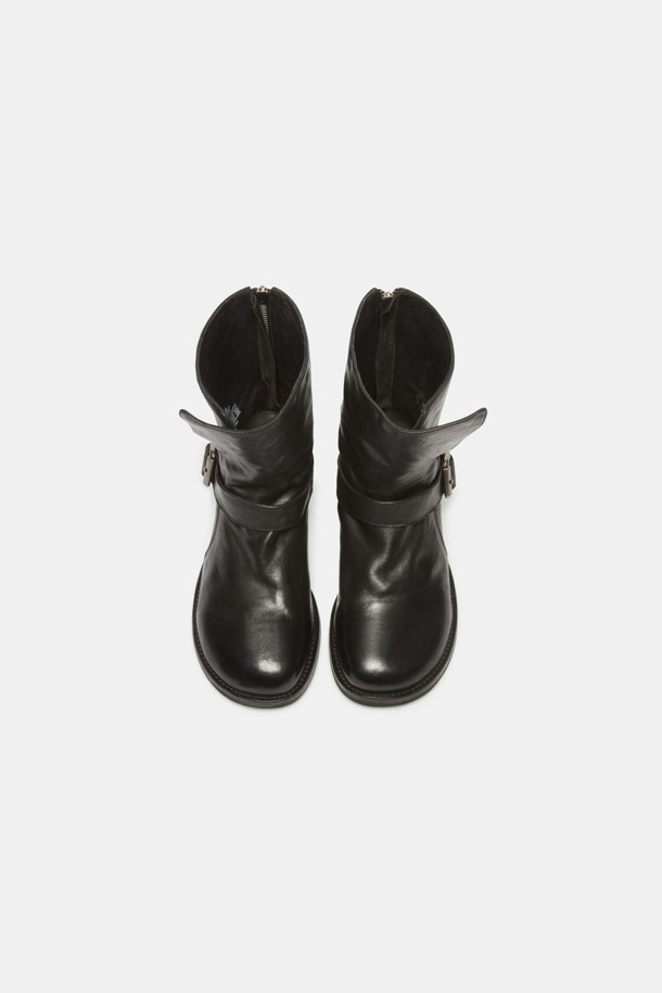 세련된 무드의 블랙 버클 바이커 부츠입니다. 부드러운 소가죽 소재에 라운드 토우 디자인으로 편안함을 더했으며, 미들 힐과 청키힐 조합으로 안정적인 착화감을 선사합니다. 와이드 버클 스트랩과 뒷지퍼 디테일, 접이식 발목 디자인으로 시크하면서도 터프한 매력을 강조합니다. 가을, 겨울 시즌, 출근룩과 모임룩에 시크하고 클래식한 스타일을 연출해보세요. 슬림한 팬츠, 레더 스커트, 롱 코트, 니트 원피스와 함께 스타일리시하게 코디할 수 있습니다.
