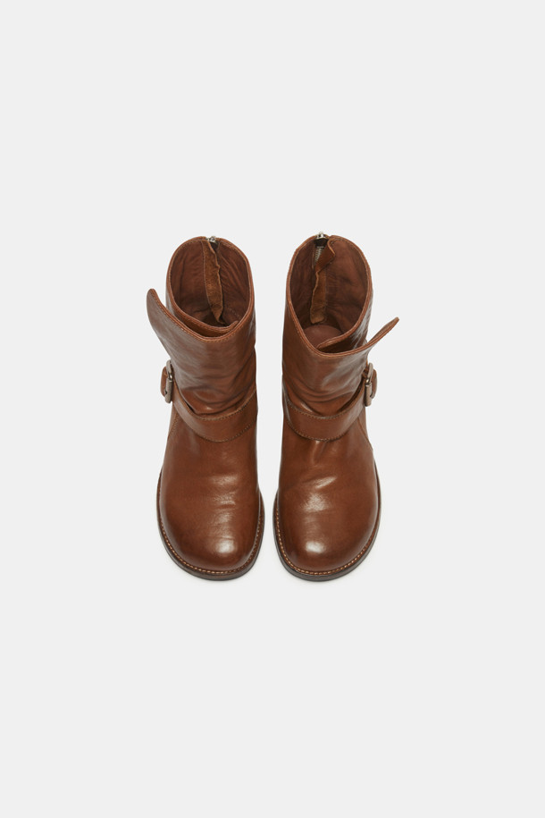 브라운 컬러의 버클 바이커 부츠는 시크하고 터프한 매력을 선사합니다. 부드러운 소가죽 소재로 제작되어 가을, 겨울 시즌에 따뜻하게 착용할 수 있습니다. 와이드 버클 스트랩과 뒷지퍼, 클래식한 바이커 부츠 실루엣이 특징이며, 접이식 발목 디자인과 날개 부분 철사 내장으로 세련된 핏을 연출합니다. 출근룩과 모임룩, 워크웨어 스타일에 포인트 아이템으로 활용하기 좋습니다. 광택감 있는 빈티지 가죽이 고급스러운 분위기를 더합니다.
