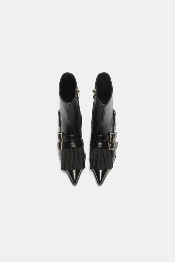 플리츠 앵클 부츠(블랙)는 부드러운 양가죽 소재로 제작되어 고급스러운 앵클 부츠입니다. 날렵한 앞코 디자인과 발목을 감싸는 슬림한 라인, 그리고 셔링 주름 디테일이 특징으로, 페미닌하고 드레시한 분위기를 연출합니다. 중굽의 청키힐과 버클 여밈으로 안정감 있는 착용감을 제공하며, 오피스룩, 모임룩, 데이트룩 등 다양한 TPO에 활용할 수 있습니다. 클래식, 미니멀, 시크 스타일을 즐겨 입는 여성분들에게 추천하는 아이템입니다.
