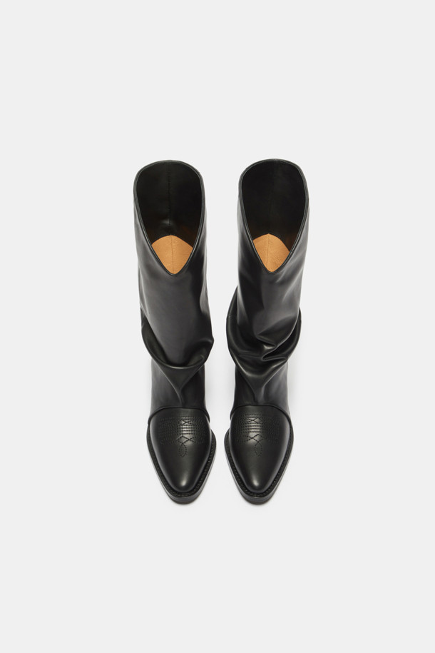 세련된 여성의 발을 위한 블랙 웨스턴 앵클 부츠입니다. 소가죽과 스판덱스 소재로 제작되어 편안함과 스타일을 동시에 잡았습니다. 포인티드 토우와 각진 굽, 자수 디테일이 클래식하면서도 시크한 무드를 연출합니다. 데이트룩이나 모임룩에 매치하여 세련된 스타일을 완성해보세요. 투웨이 디자인으로 다양한 스타일을 연출할 수 있습니다.
