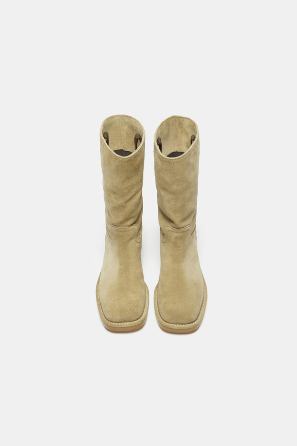 세련된 웨스턴 무드의 스웨이드 앵클 부츠(카키)입니다. 부드러운 소가죽 스웨이드 소재와 따뜻한 카키 컬러가 빈티지한 분위기를 자아냅니다. 스퀘어 토우 디자인과 통굽 미들힐이 편안함과 스타일리시함을 동시에 선사하며, 무지 패턴과 심플한 스티치 라인이 특징입니다. 앵클 탑라인과 루즈핏 디자인으로 다리가 더욱 길어 보이는 효과를 줍니다. 가을, 겨울 모임룩, 클래식, 레트로, 캐주얼 스타일링에 활용하기 좋습니다.

